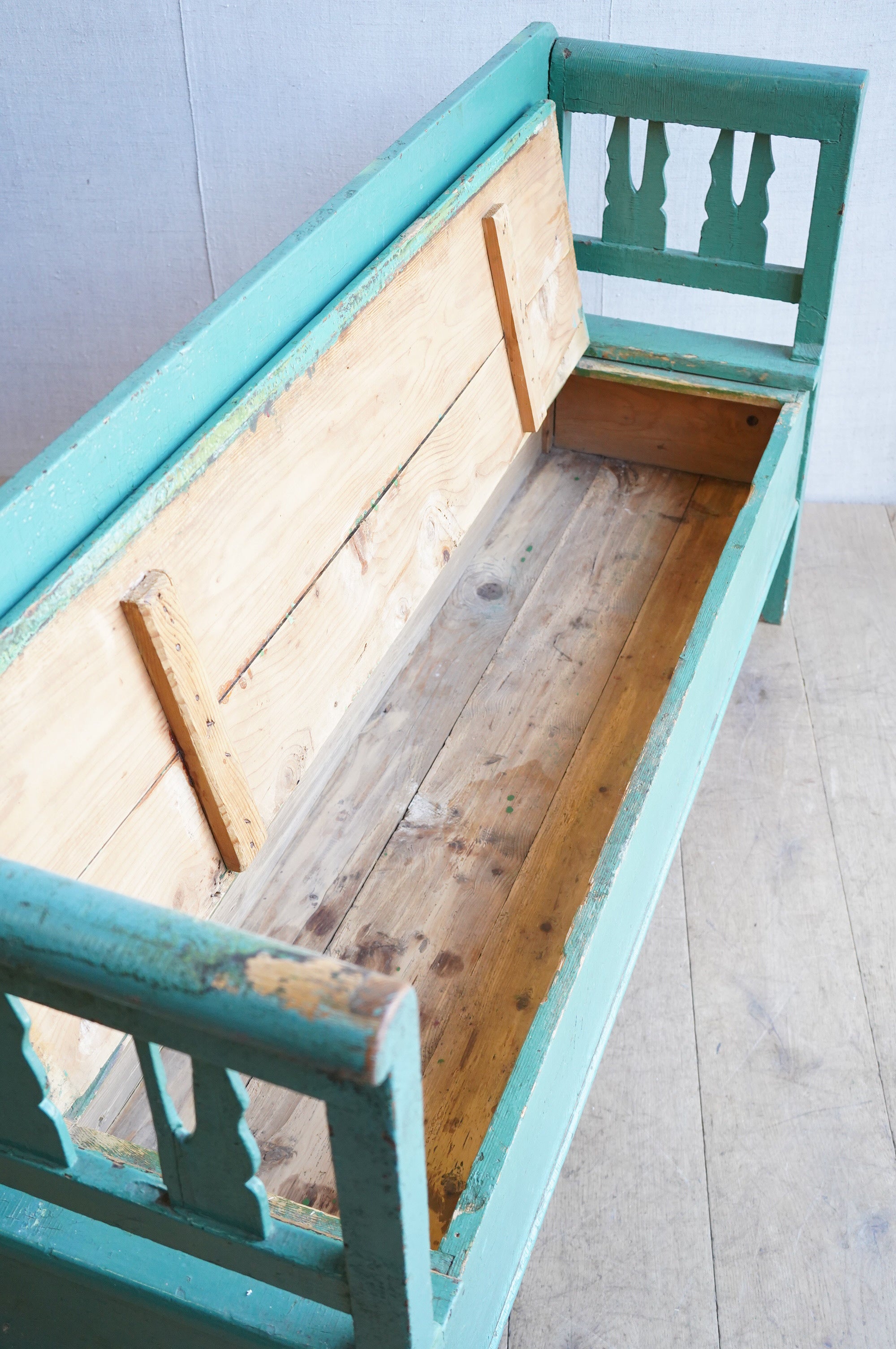 Hungarian Turquoise Settle