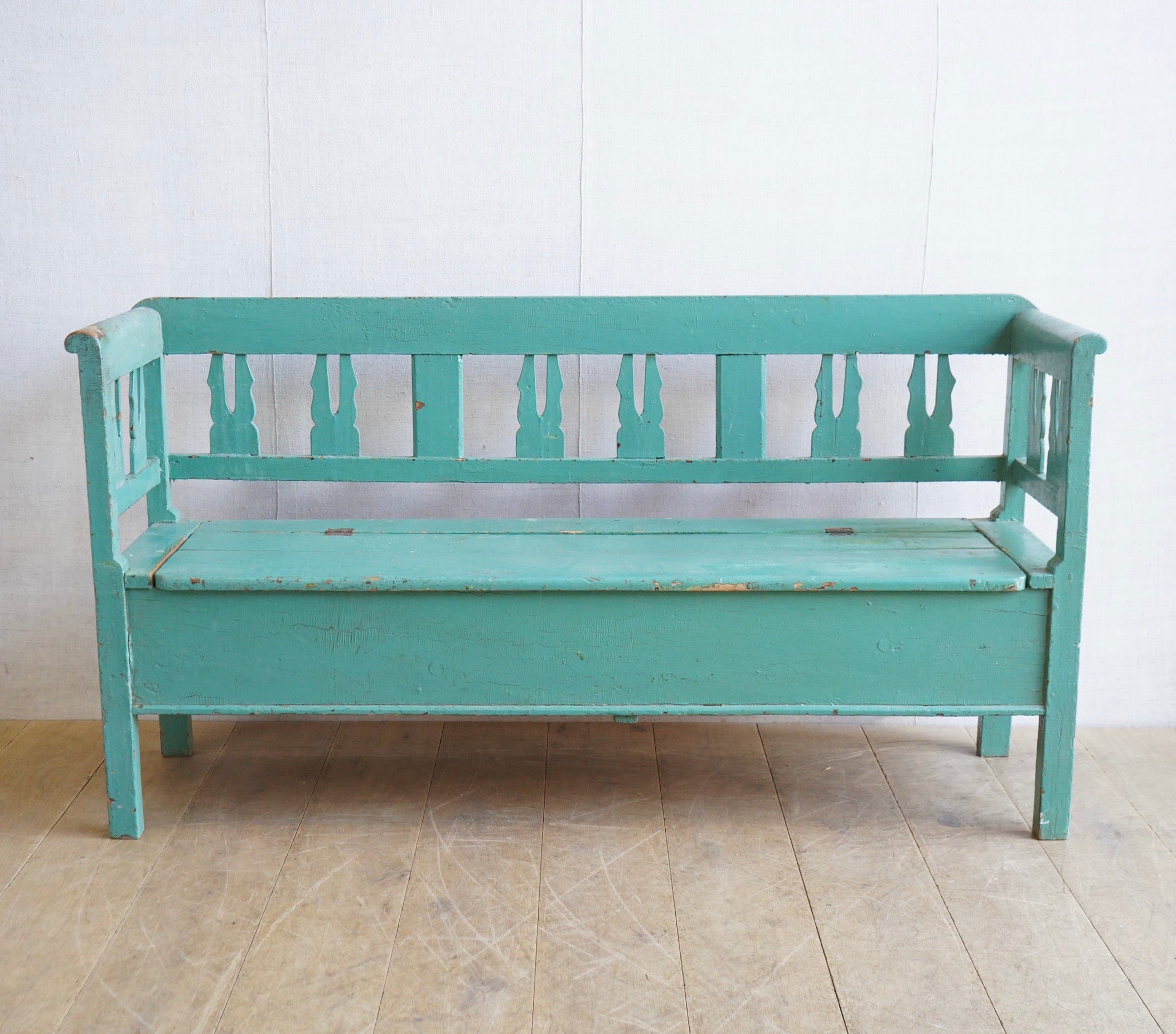 Hungarian Turquoise Settle