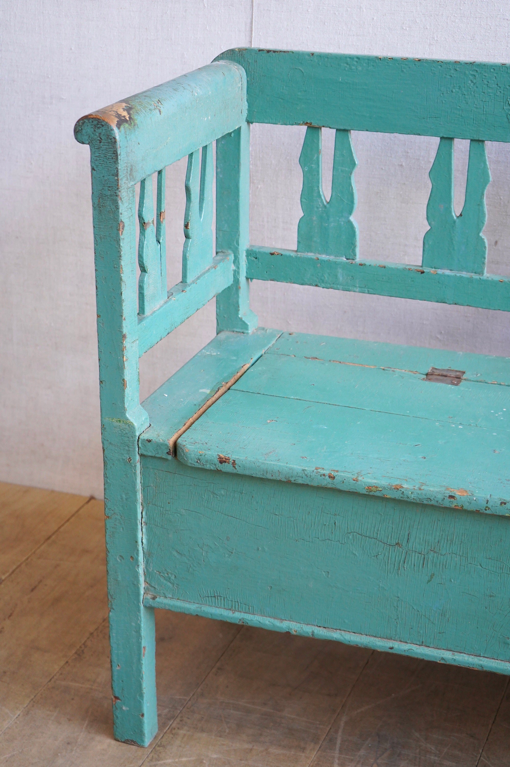 Hungarian Turquoise Settle