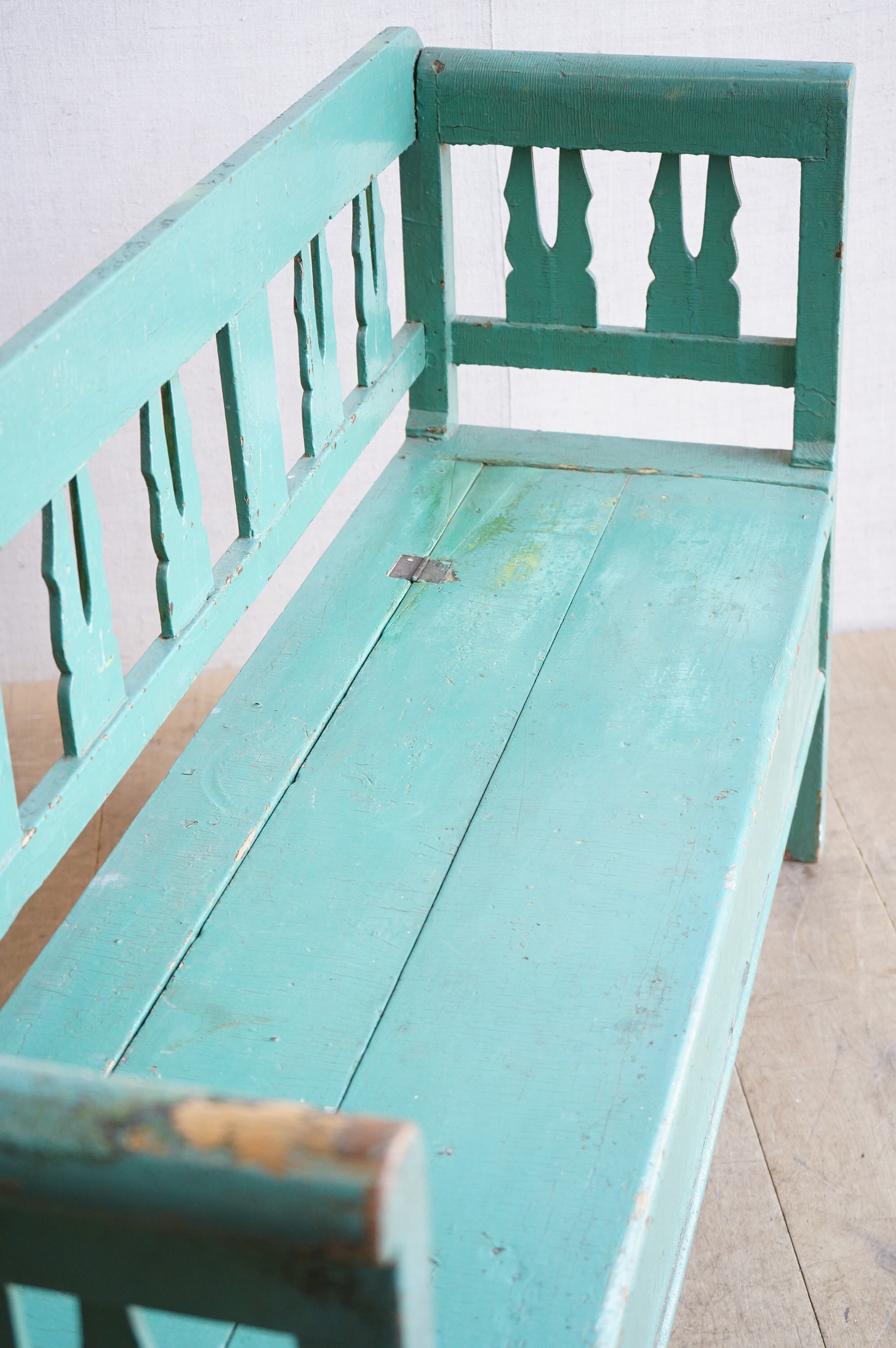 Hungarian Turquoise Settle